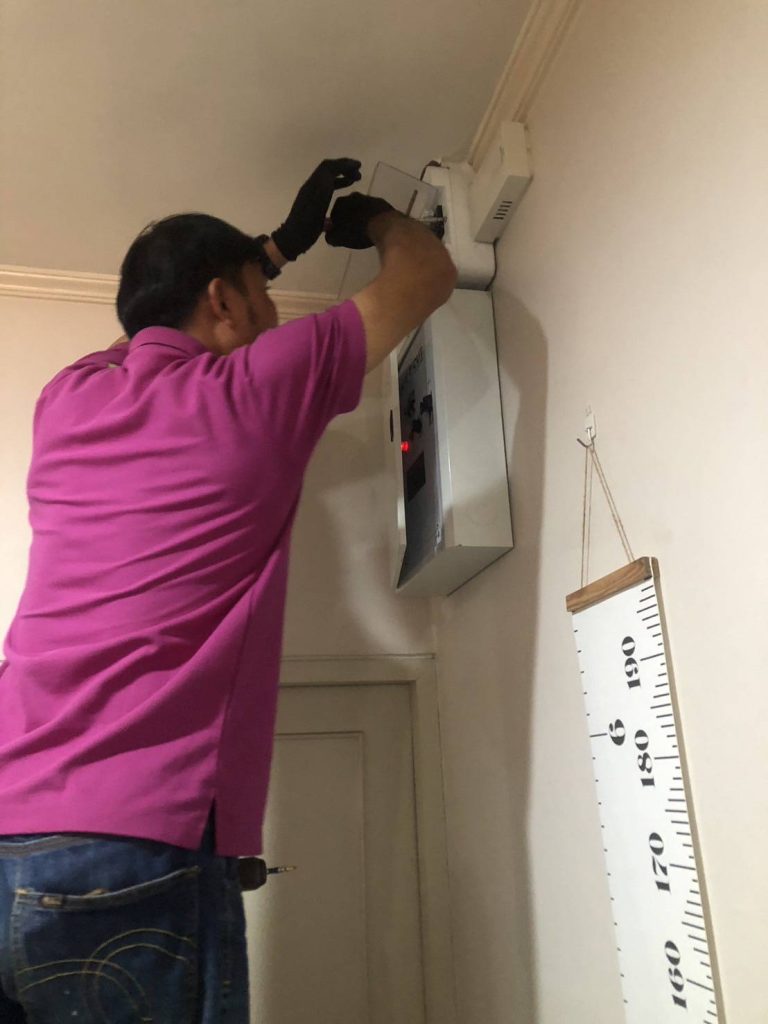 ช่างไฟฟ้าซ่อมไฟหน้าตูคอนซูมเมอร์