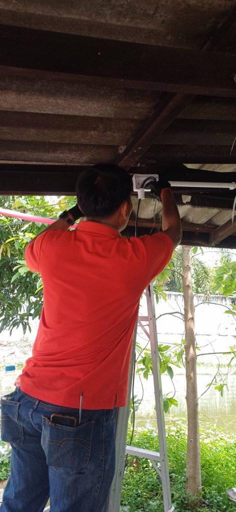 ช่างไฟฟ้าเดินท่อร้อยสายไฟ