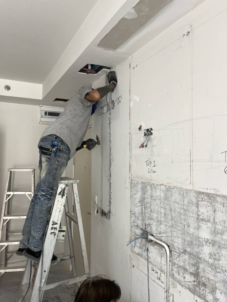 กรีดผนังฝังสายไฟ