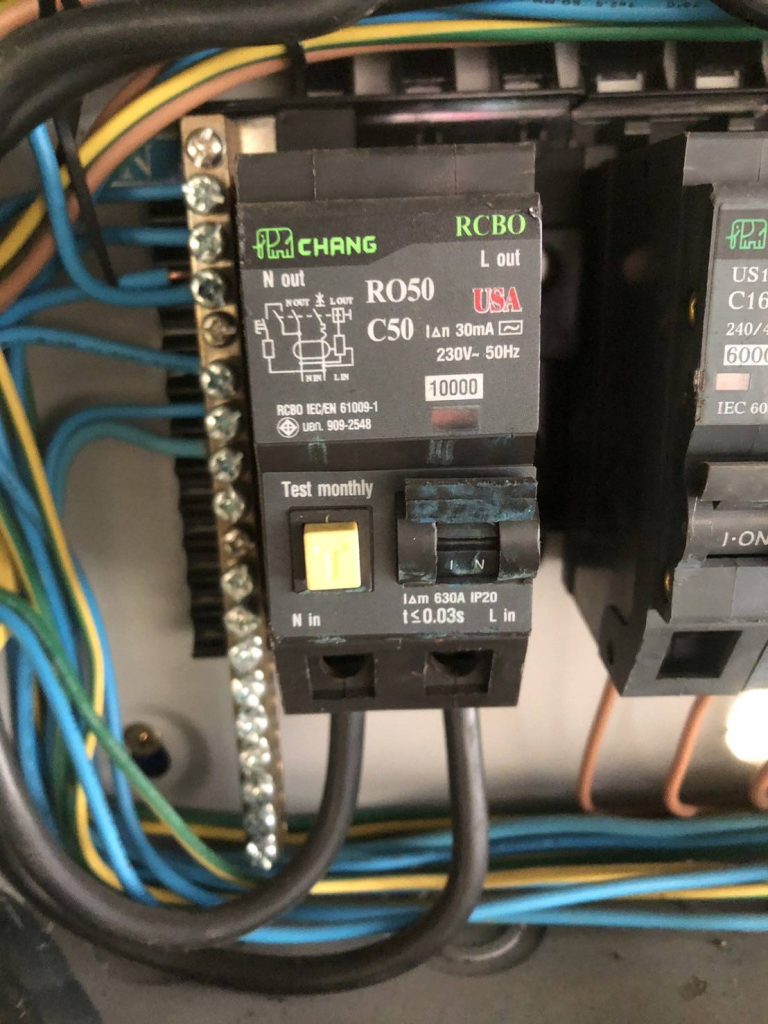 เมนเบรกเกอร์ในตู้คอนซูมเมอร์