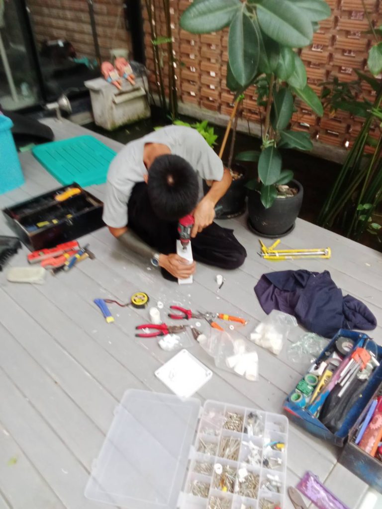 ช่างไฟฟ้าเตรียมการติดตั้ง