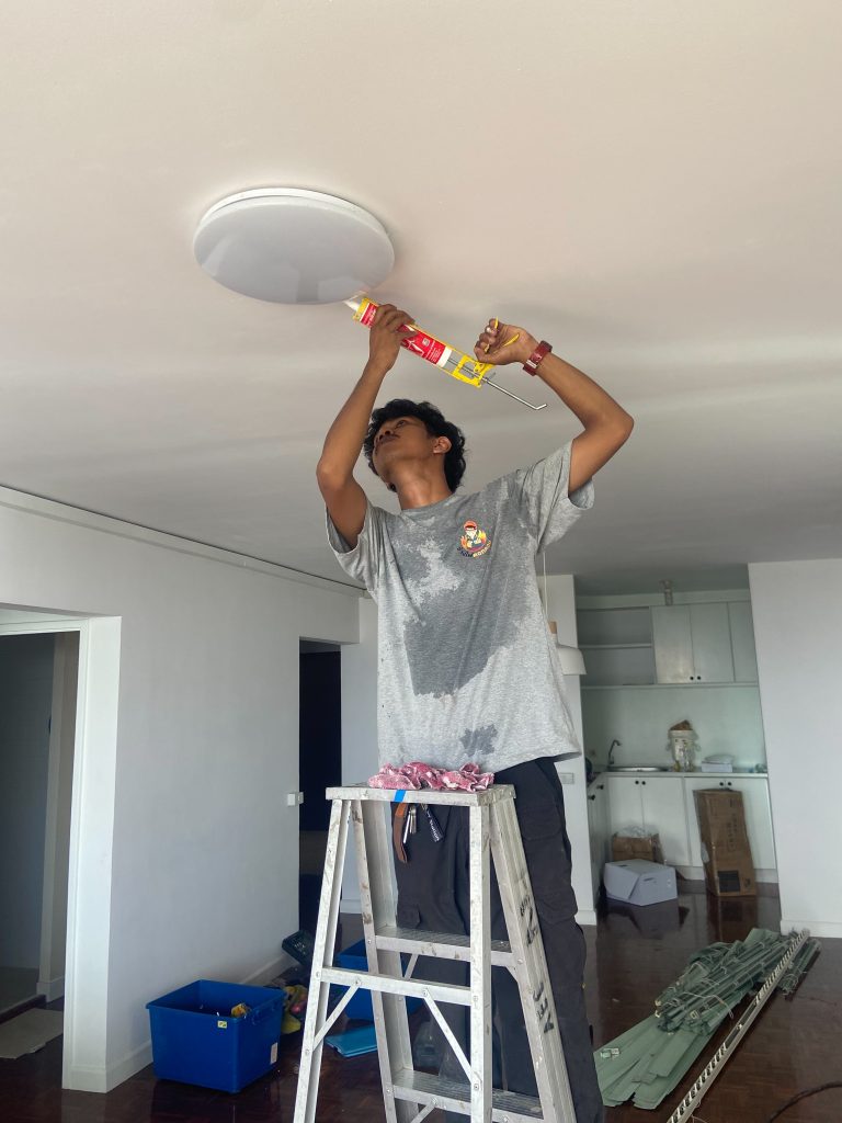 ช่างไฟฟ้าติดตั้งไฟติดเพดาน