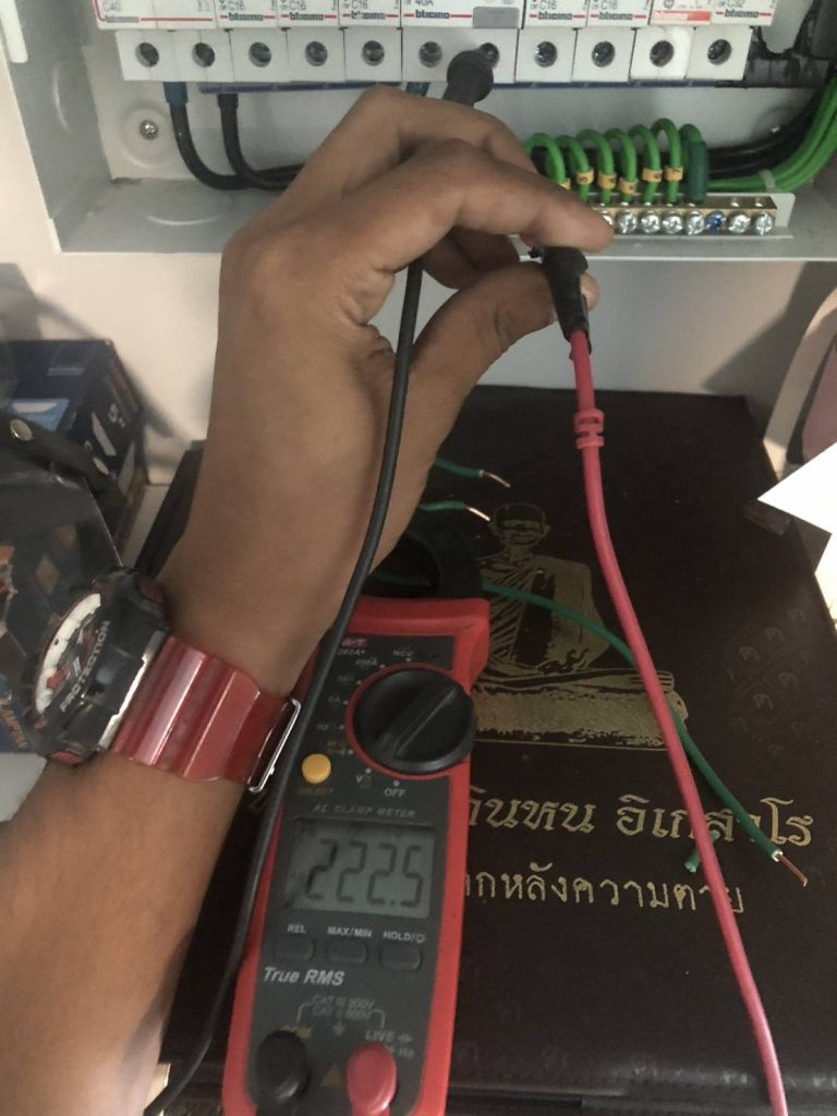 ช่างไฟฟ้าวัดกระแสตู้คอนซูมเมอร์