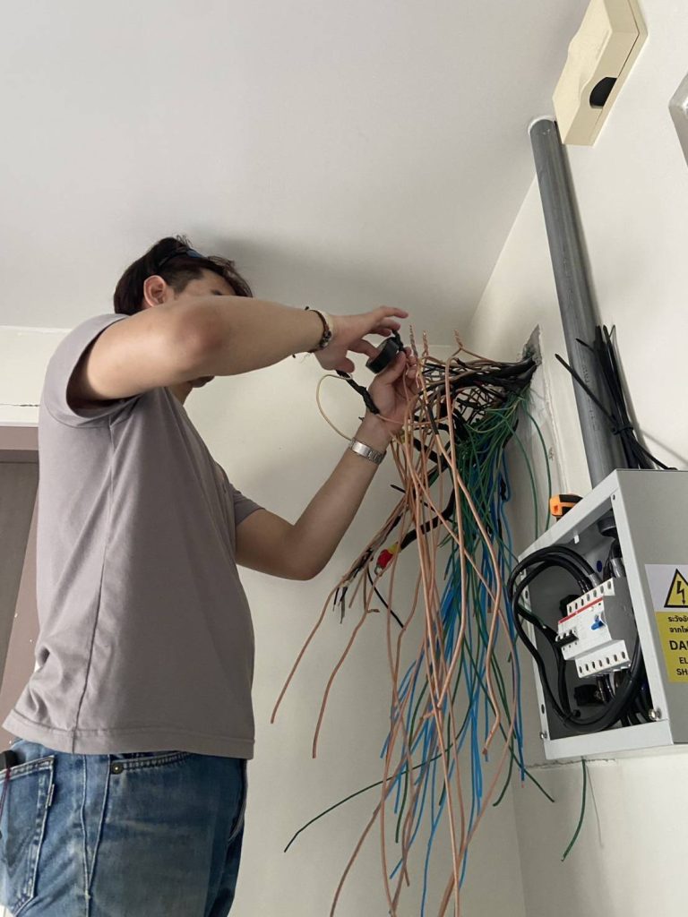 ช่างไฟฟ้าเดินสายติดตั้งตู้โหลดเซ็นเตอร์