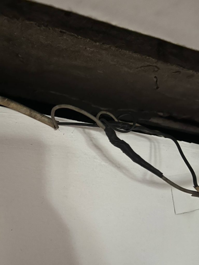 สายไฟใต้ฝ้า