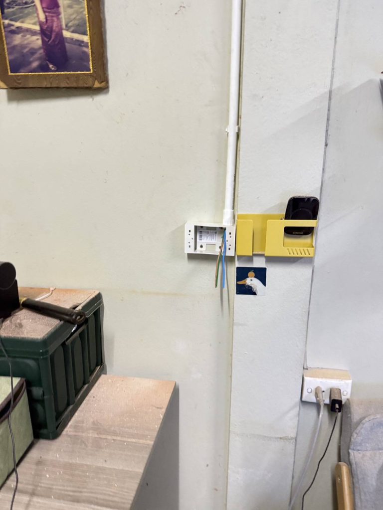 เดินท่อร้อยสายไฟติดตั้งปลั๊ก