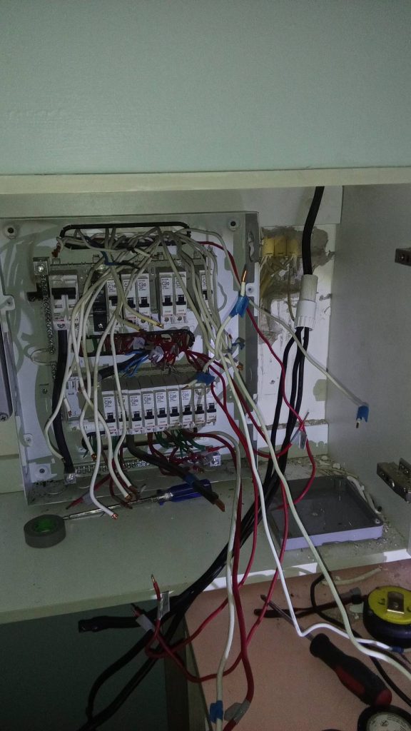 ติดตั้งสายไฟเข้าตู้คอนซูมเมอร์