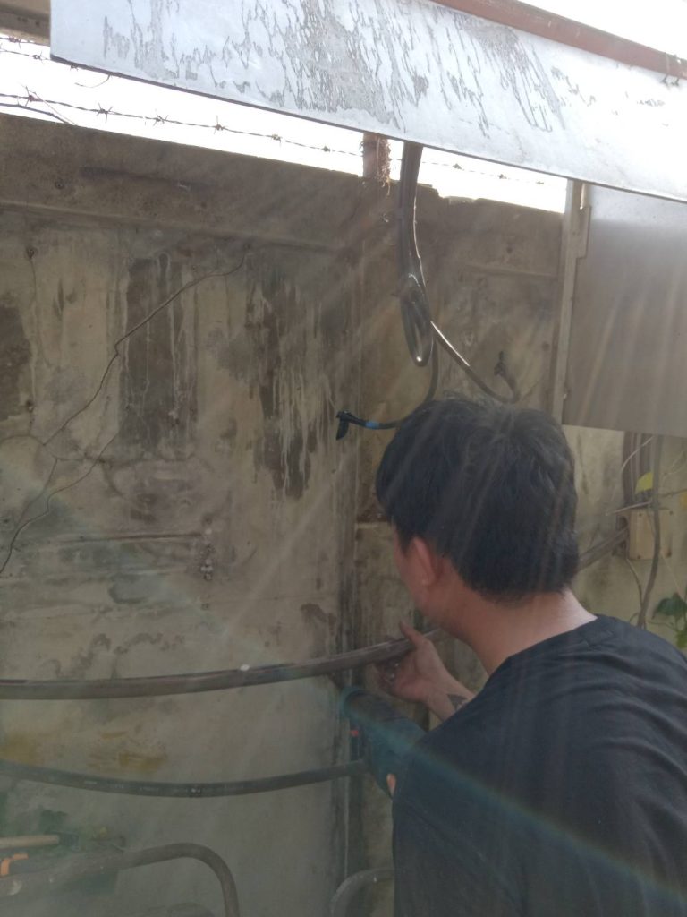 เจาะกำแพงเตรียมติดตั้งตู้โหลดเซ็นเตอร์