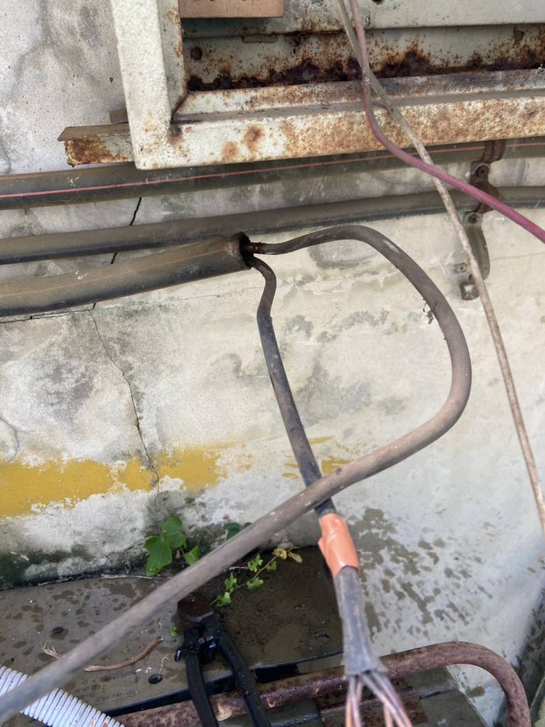 สายไฟในท่อร้อยสายมีรอยไหม้