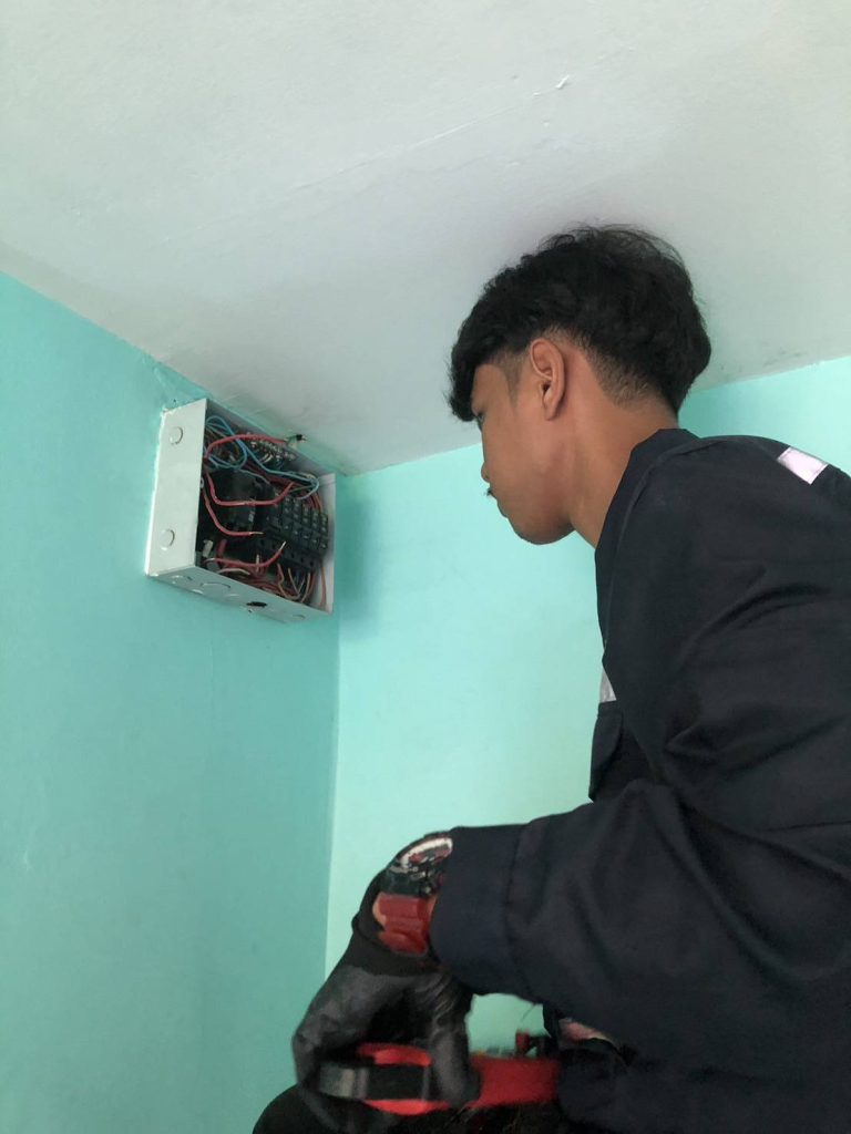 ช่างตรวจเช็กตู้คอนซูมเมอร์