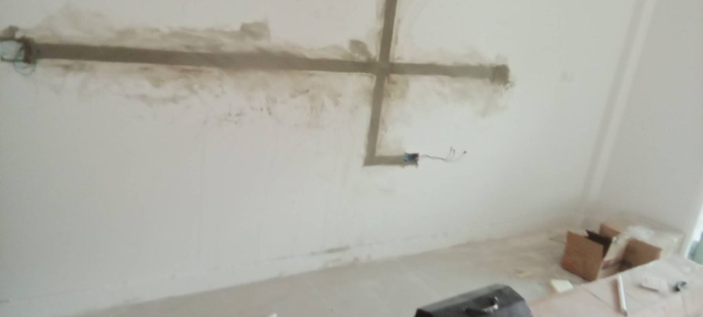 งานกรีดผนังฝังสายไฟ