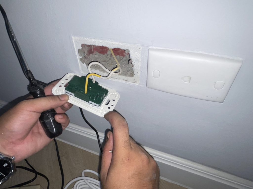 เช็กปลั๊กไฟ