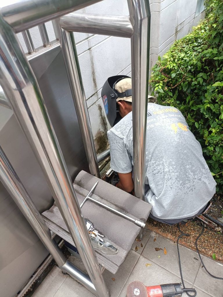 ซ่อมแก้ประตูรีโมท