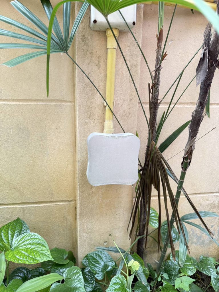 กล่องพักสายไฟและโคมไฟติดผนัง