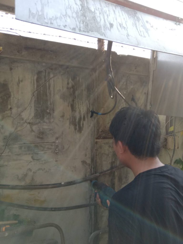 เจาะกำแพงเตรียมติดตั้งตู้โหลดเซ็นเตอร์