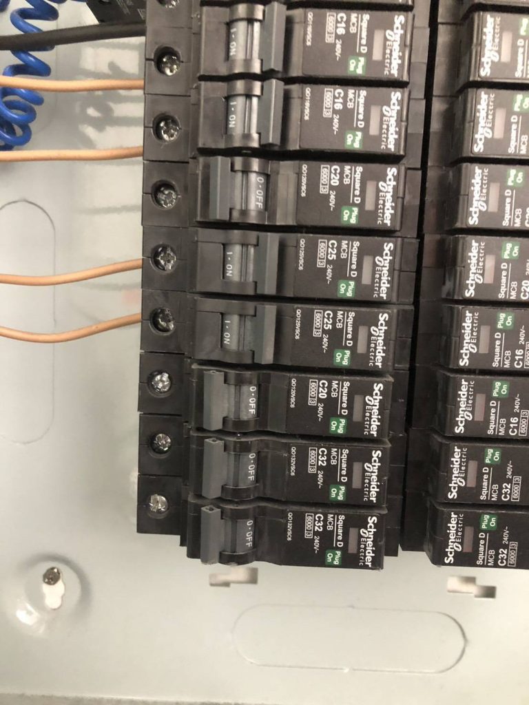 เบรกเกอร์ (circuit breaker)