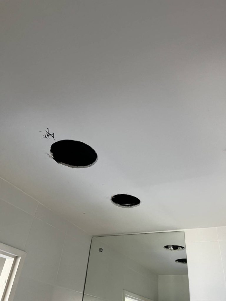 เจาะฝ้าเตรียมติดตั้งดาวน์ไลท์