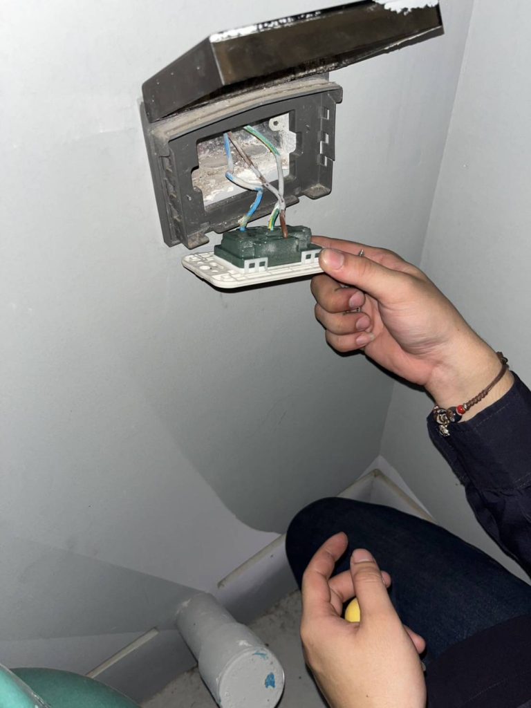 เช็กสายไฟในปลั๊ก