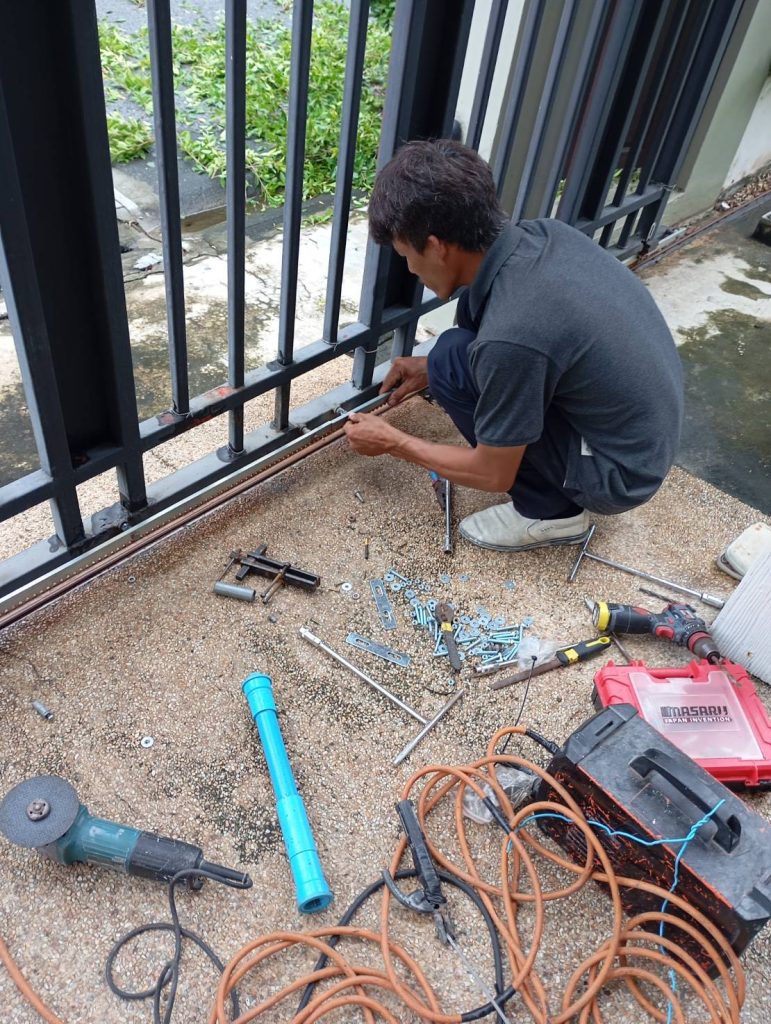 ช่างไฟฟ้าทำการซ่อมประตูรีโมท
