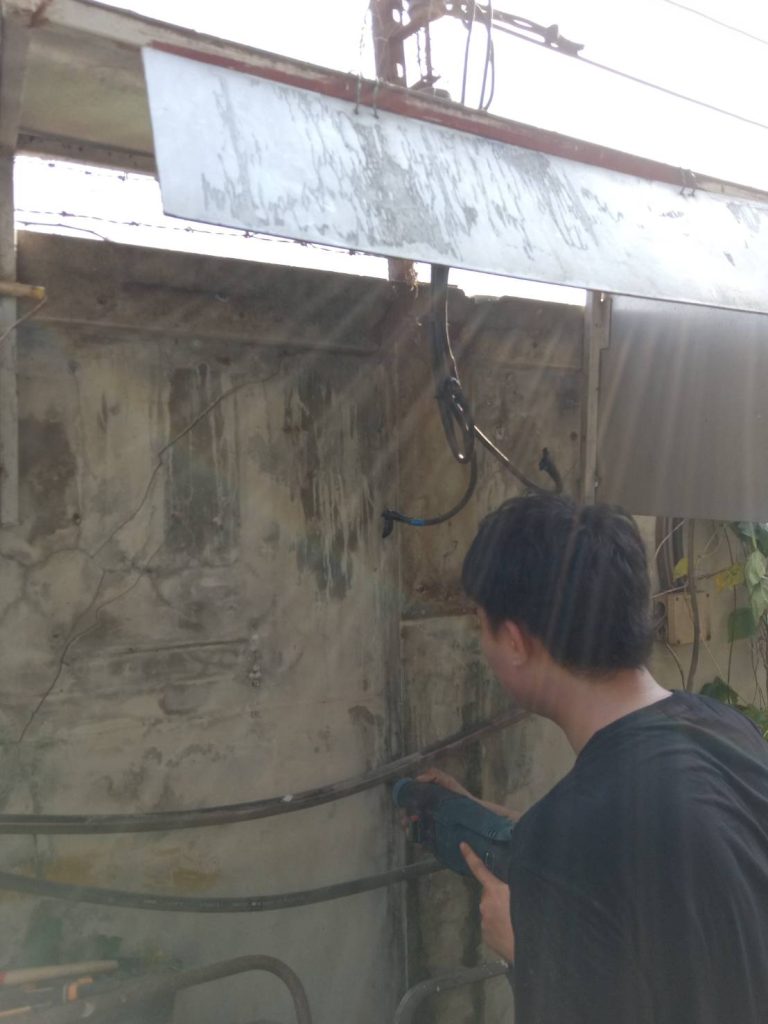 เจาะกำแพงเตรียมติดตั้งตู้โหลดเซ็นเตอร์