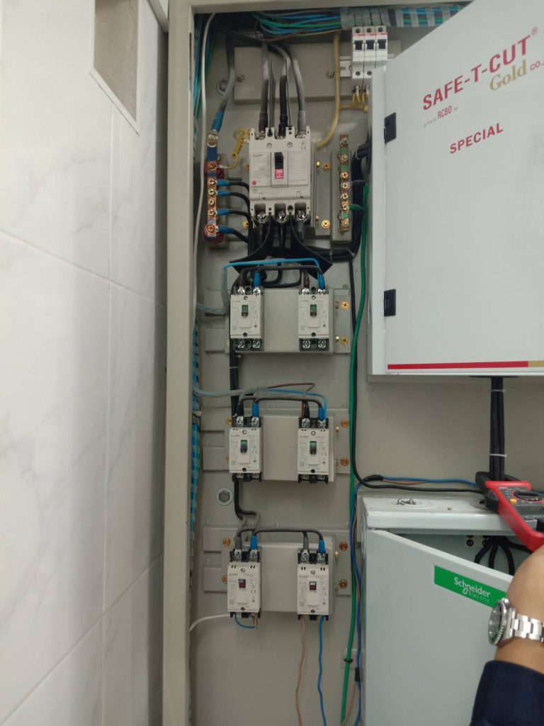 ช่างไฟฟ้าตรวจเช็กตู้ไฟ