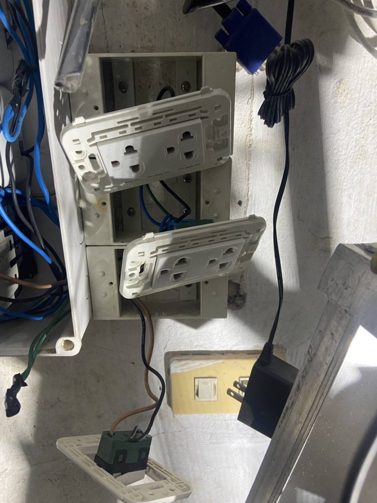 ติดตั้งปลั๊กไฟ