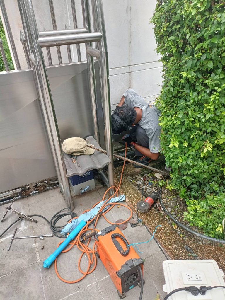 ซ่อมแก้ประตูรีโมท