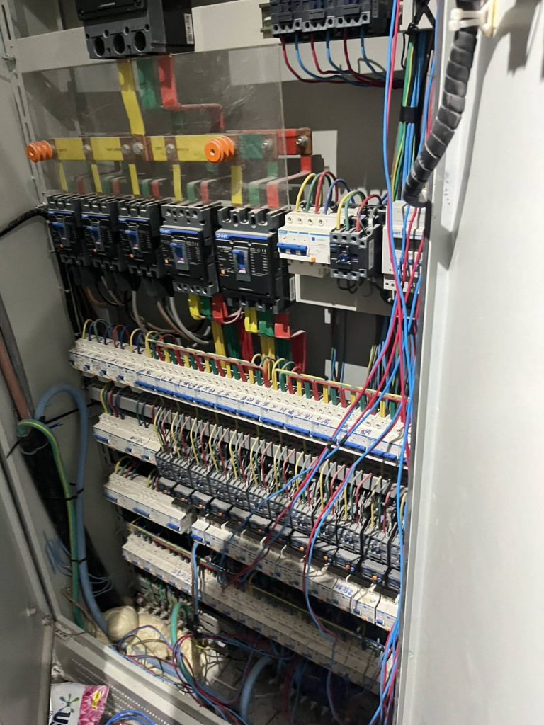 ตู้ควบคุมมอเตอร์ขนาดกลาง