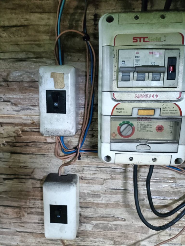 แผงควบคุมไฟฟ้า