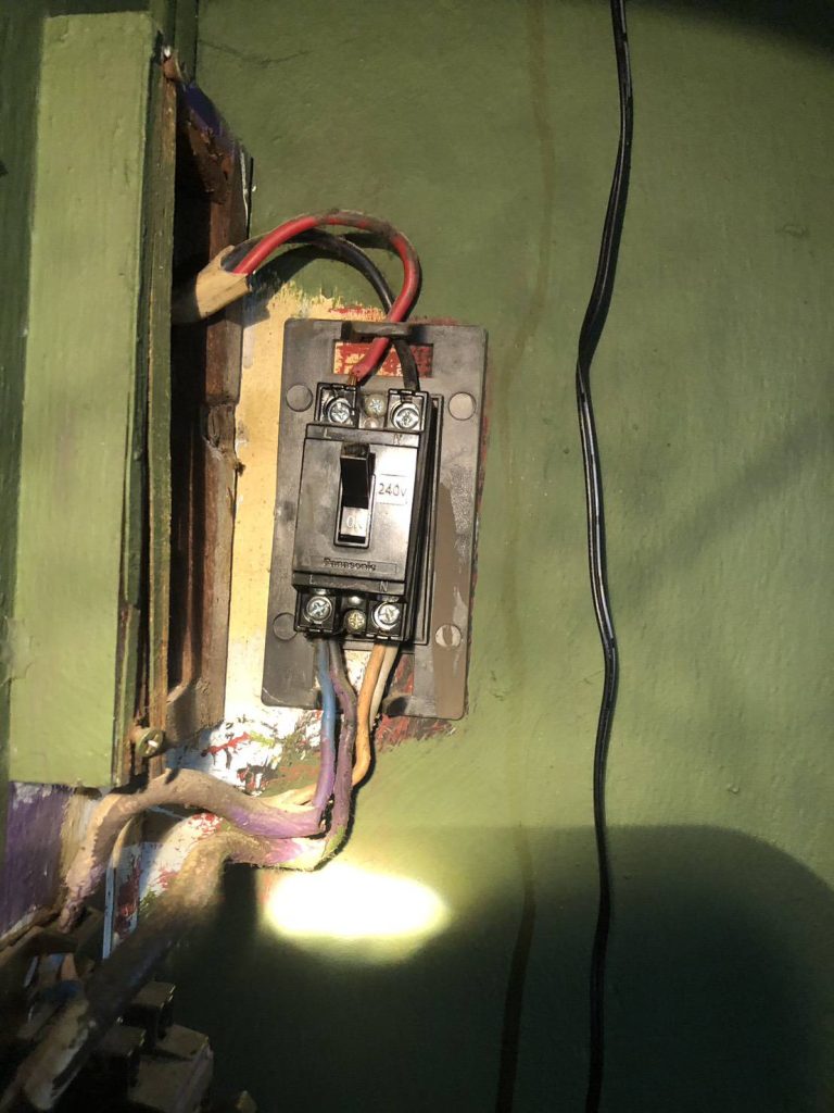เบรกเกอร์ (circuit breaker)