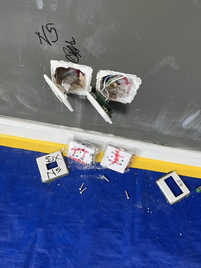 ติดตั้งปลั๊กไฟ