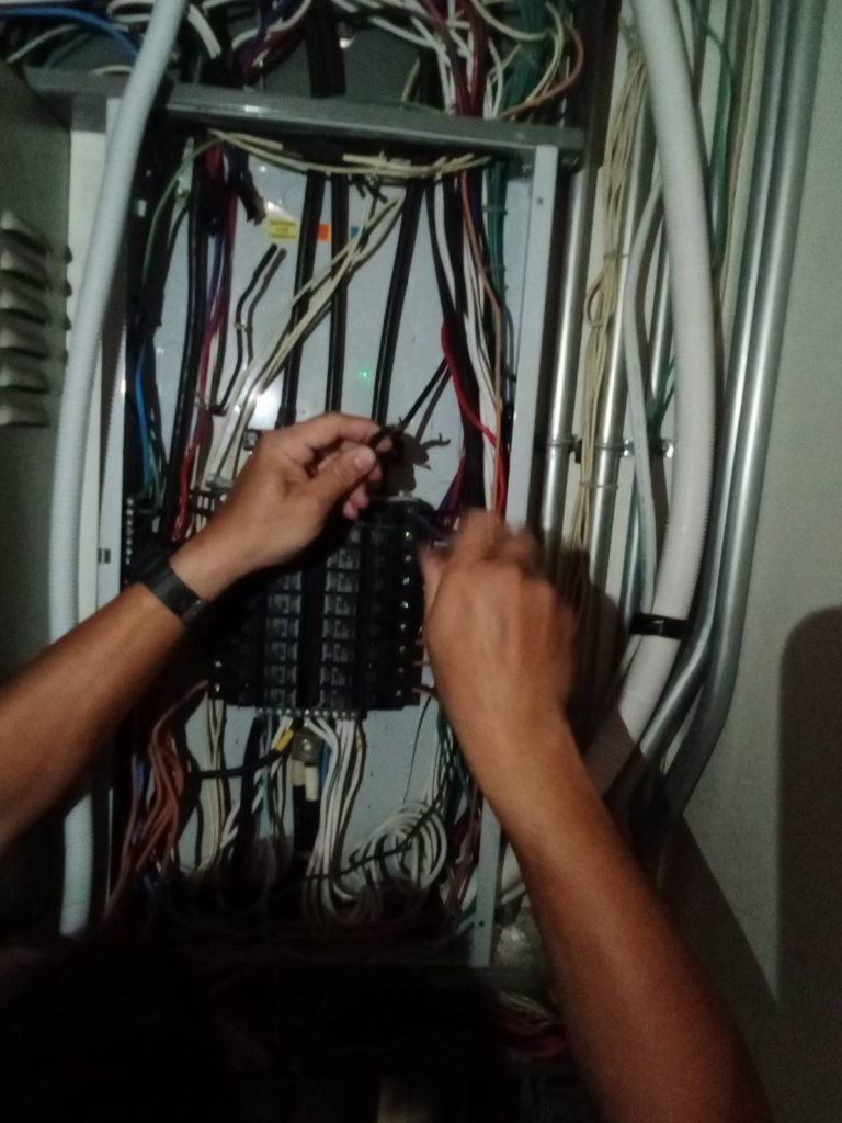 ซ่อมไฟตู้โหลดเซ็นเตอร์