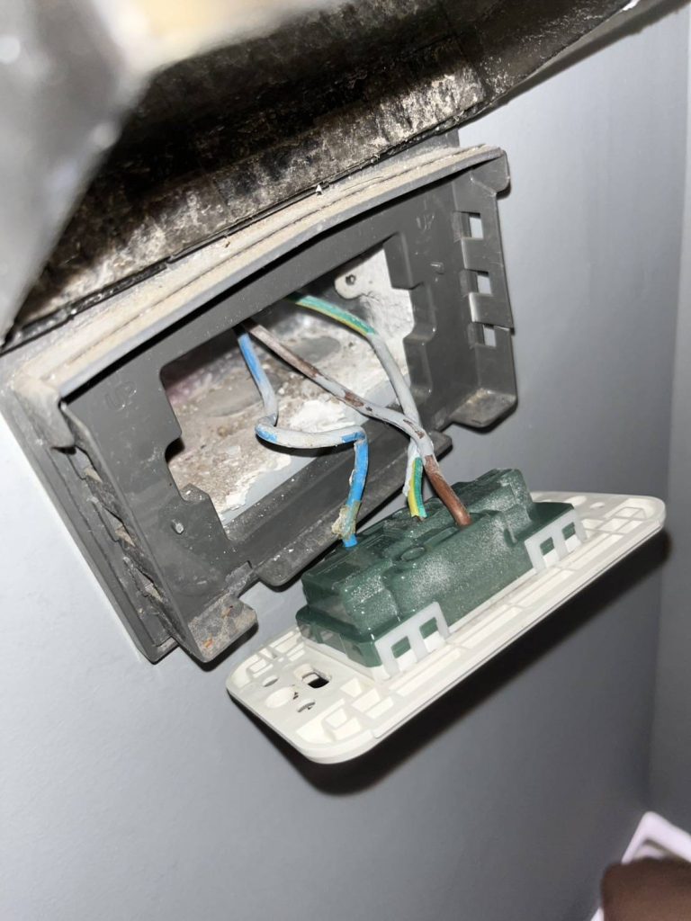 เช็กสายไฟในปลั๊ก