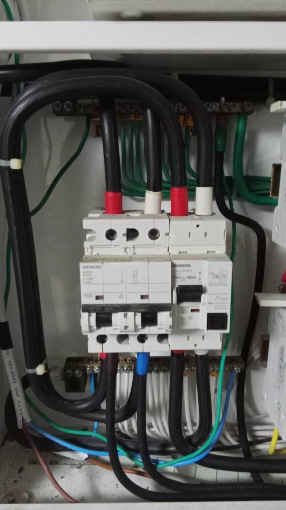 เมนเบรกเกอร์