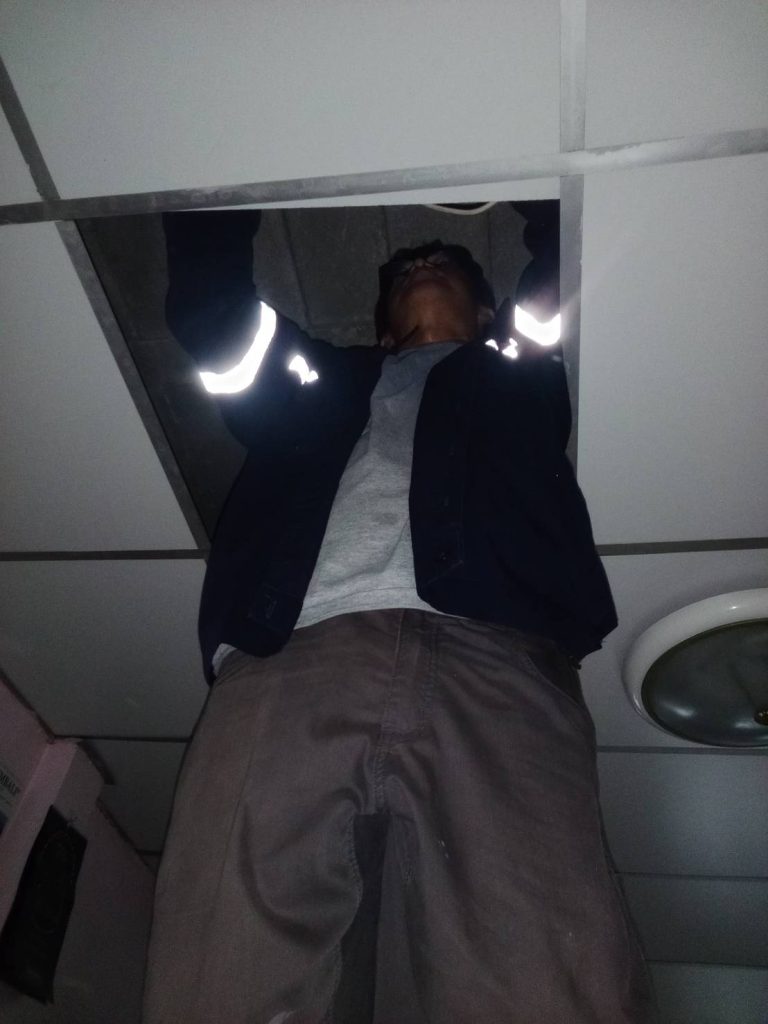 ปีนฝ้าเช็กสายไฟ