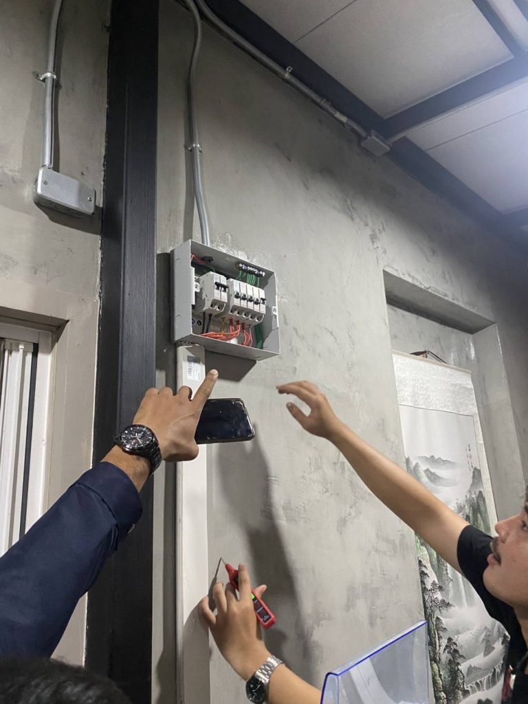 ช่างไฟตรวจเช็กตู้คอนซูมเมอร์