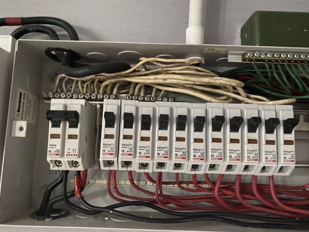 เบรกเกอร์ในตู้คอนซูมเมอร์