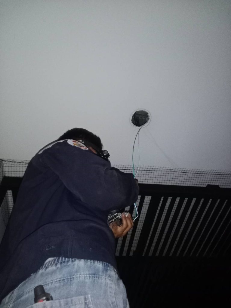 ถอดเปลี่ยนดาวน์ไลท์