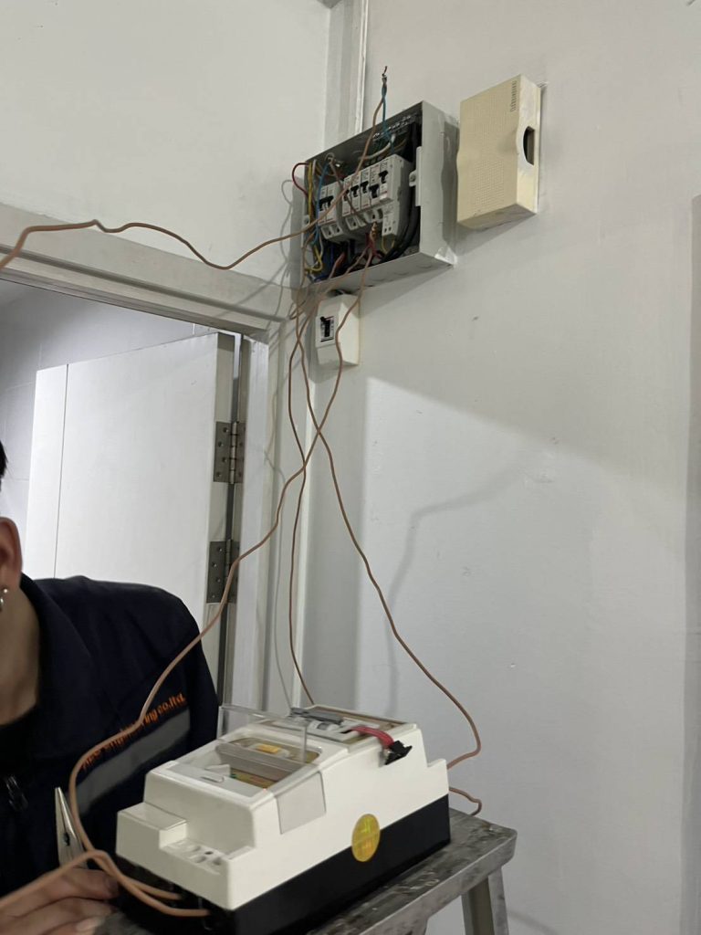 “การทดสอบระบบไฟฟ้าในตู้คอนซูมเมอร์ ด้วยเครื่องทดสอบ ELCB/RCB Tester เพื่อความปลอดภัยในการใช้งาน โดยทีมช่างไฟดอทคอม”