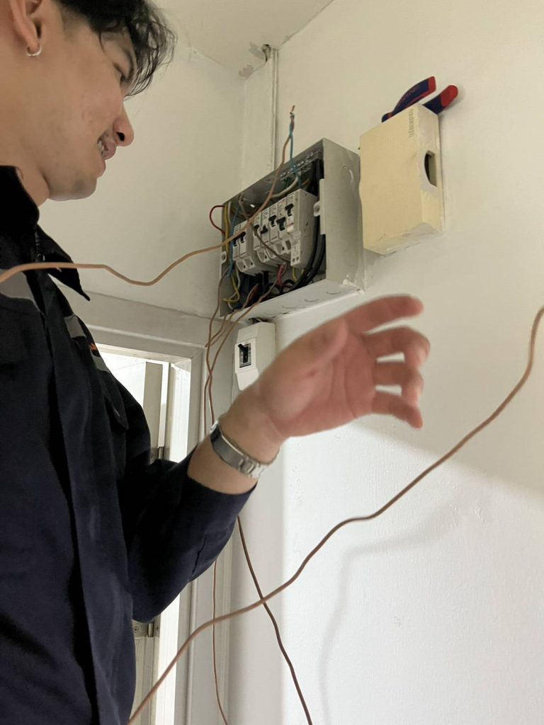 “การทดสอบระบบไฟฟ้าในตู้คอนซูมเมอร์ ด้วยเครื่องทดสอบ ELCB/RCB Tester เพื่อความปลอดภัยในการใช้งาน โดยทีมช่างไฟดอทคอม”