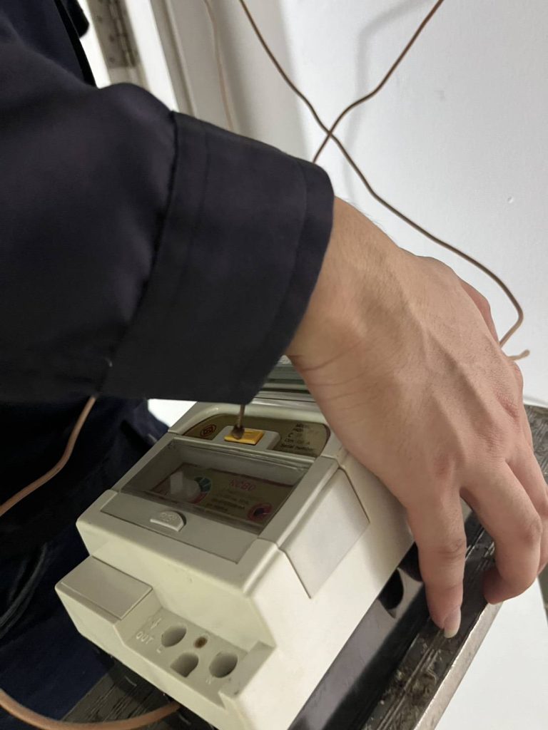 “การทดสอบระบบไฟฟ้าในตู้คอนซูมเมอร์ ด้วยเครื่องทดสอบ ELCB/RCB Tester เพื่อความปลอดภัยในการใช้งาน โดยทีมช่างไฟดอทคอม”