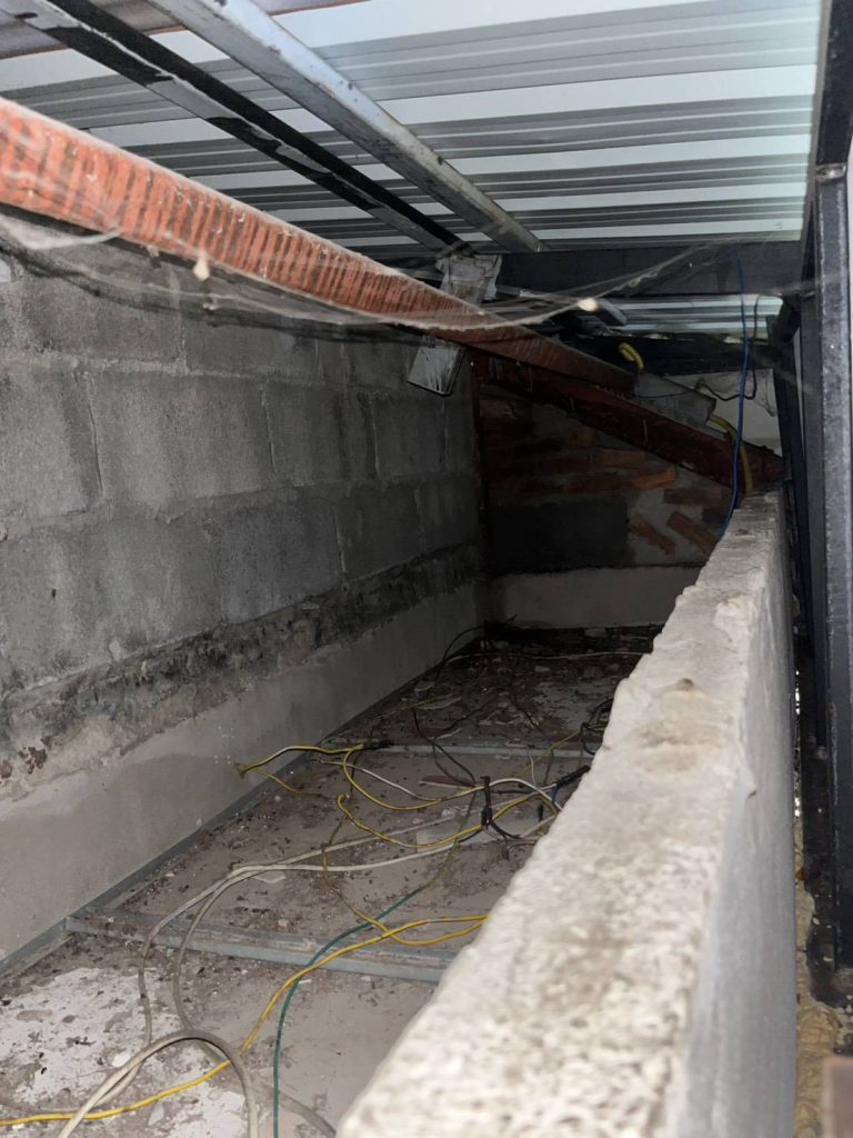 สายไฟใต้ฝ้า