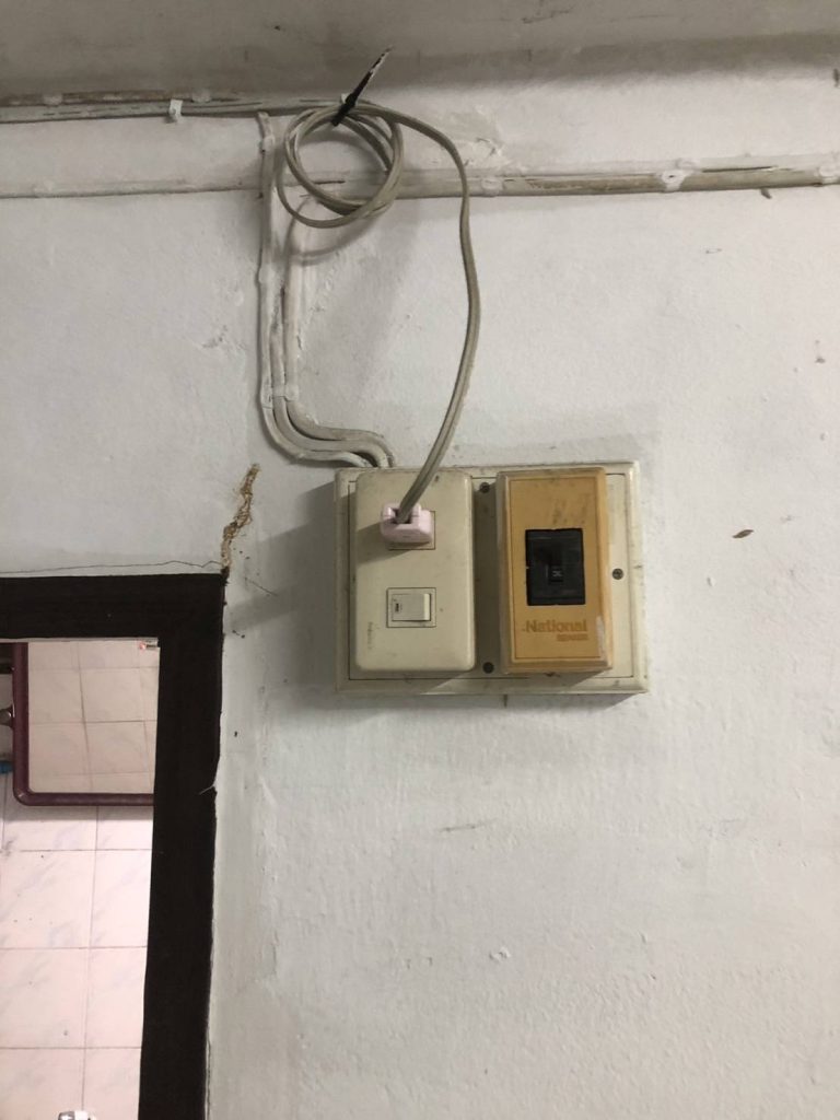 เบรกเกอร์และปลั๊กไฟ