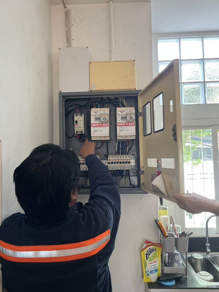 ช่างตรวจเช็กตู้เมนไฟฟ้า
