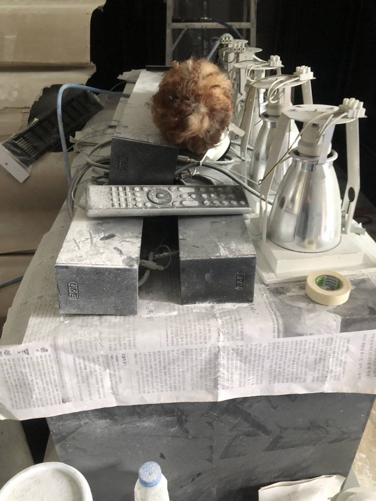 โคมไฟดาวน์ไลท์รอการติดตั้ง