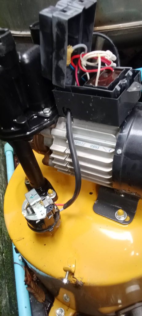 ช่างไฟฟ้าตรวจเช็กปั๊มน้ำ