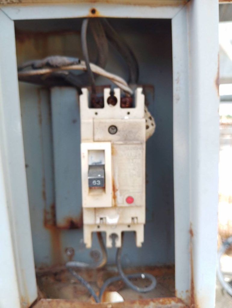 จุดต่อสายไฟเบรกเกอร์ที่มีสนิมเกาะ