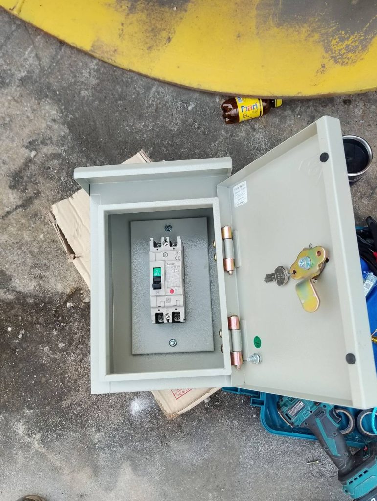 เบรกเกอร์ในตู้ไฟรอติดตั้ง