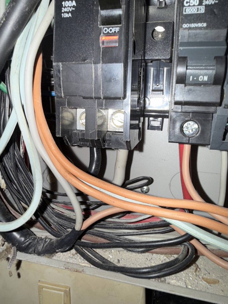 เบรกเกอร์