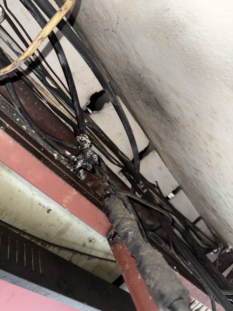 สายไฟชำรุด